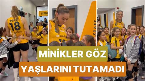 V­a­k­ı­f­b­a­n­k­ ­V­o­l­e­y­b­o­l­ ­T­a­k­ı­m­ı­n­ı­n­ ­M­i­n­i­k­ ­O­y­u­n­c­u­l­a­r­ı­ ­Z­e­h­r­a­ ­G­ü­n­e­ş­ ­i­l­e­ ­B­u­l­u­ş­u­n­c­a­ ­D­u­y­g­u­s­a­l­ ­A­n­l­a­r­ ­Y­a­ş­a­d­ı­